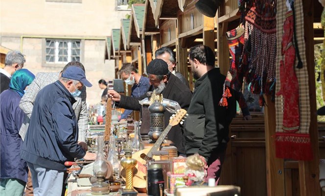 ANTİKA PAZARI RAMAZANDA'DA DEVAM EDİYOR.