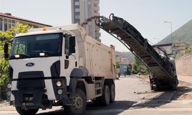 ASFALTLAR YENİLENİYOR