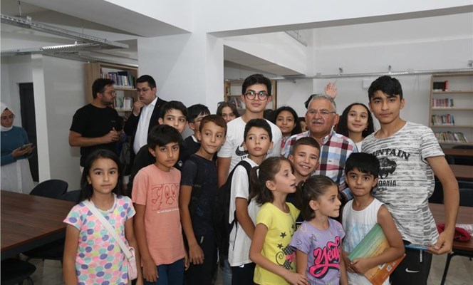 Erkilet Kütüphanesi'ni Ziyaret Eden Büyükkılıç'tan Öğrencilere Jest
